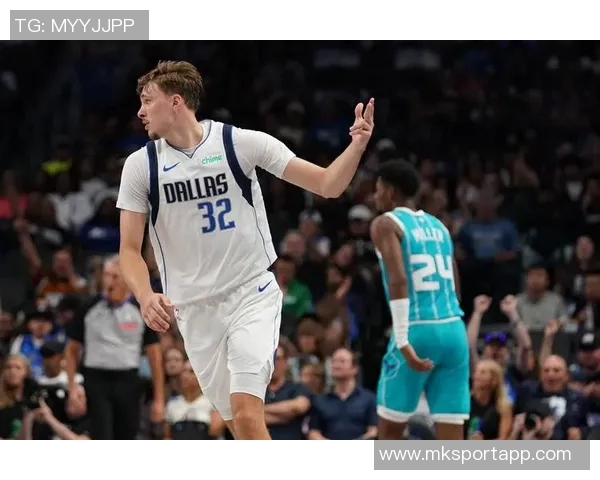 浓眉高效表现引领球队胜利14投11中斩获25分10篮板3助攻3抢断2盖帽 浓眉高效表现引领球队胜利14投11中斩获25分10篮板3助攻3抢断2盖帽