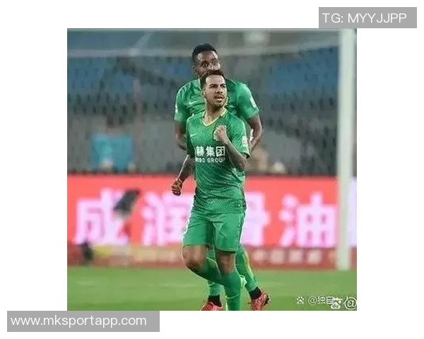 国安球迷机场送别塞蒂恩张源泪洒离别情深