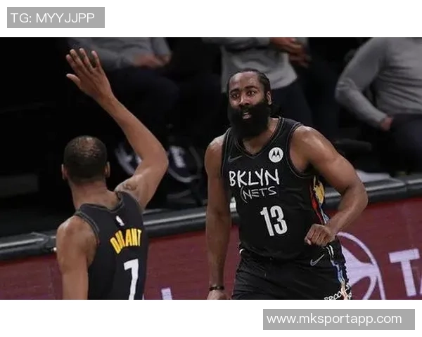 布克全场表现平平14投仅5中收获17分3篮板8助攻正负值高达16