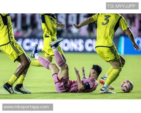 梅西苏亚雷斯德保罗热身时与印度官员亲密互动传球乐趣无限