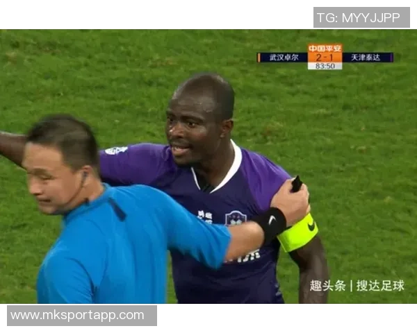 前大连人球员质疑上海人执教失控高层决策引发争议