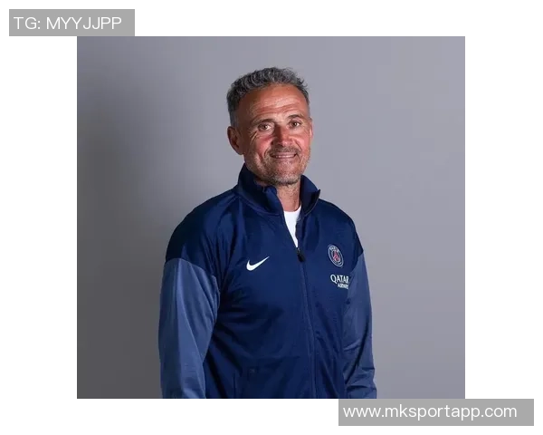 巴黎圣日耳曼全新2025-26赛季第四球衣发布尽显优雅与时尚魅力